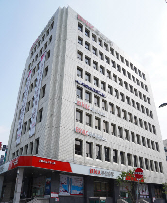 부산시 동구 범일동에 있는 BNK저축은행의 새로운 본점 전경. BNK금융그룹 제공